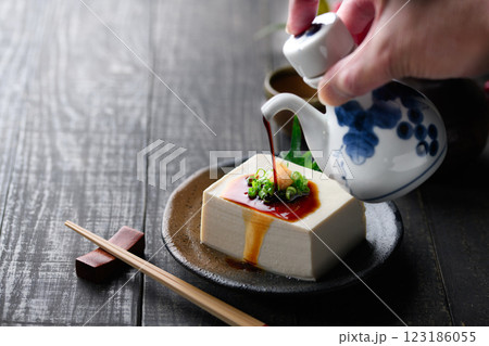 冷や奴 （ 絹ごし豆腐 ）黒背景 123186055