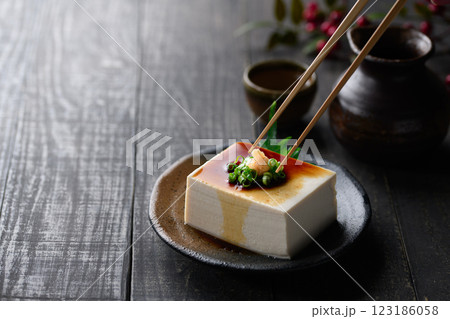 冷や奴 ( 絹ごし豆腐 )黒背景 冷や奴 ( 絹ごし豆腐 )黒背景 123186058