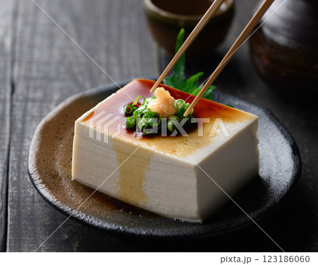 冷や奴 （ 絹ごし豆腐 ）黒背景 123186060
