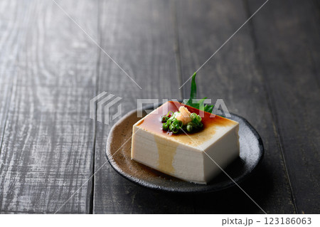 冷や奴 （ 絹ごし豆腐 ）黒背景 123186063