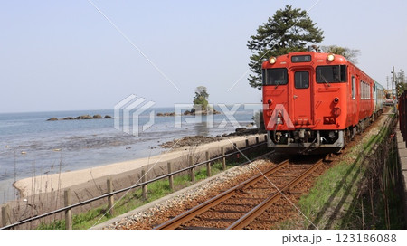 海岸沿いを走る列車 氷見線 雨晴海岸 海岸沿いを走る列車 氷見線 雨晴海岸 123186088