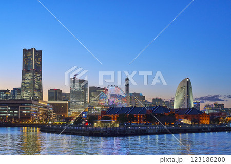 横浜みなとみらい地区の夜景　ランドマークタワー　赤レンガ倉庫　観覧車 123186200