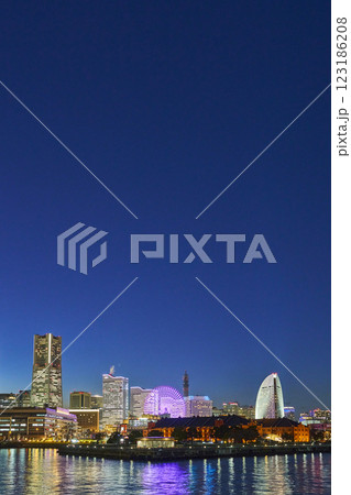 横浜みなとみらい地区の夜景 ランドマークタワー 赤レンガ倉庫 観覧車 横浜みなとみらい地区の夜景 ランドマークタワー 赤レンガ倉庫 観覧車 123186208