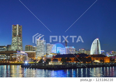 横浜みなとみらい地区の夜景　ランドマークタワー　赤レンガ倉庫　観覧車 123186210