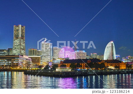 横浜みなとみらい地区の夜景　ランドマークタワー　赤レンガ倉庫　観覧車 123186214