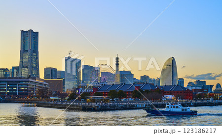 横浜みなとみらい地区の夕景　ランドマークタワー　赤レンガ倉庫　観覧車 123186217