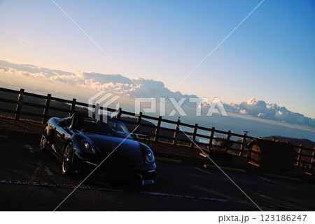 ピカピカの黒いオープンカー 123186247