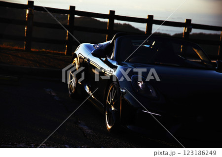 ピカピカの黒いオープンカー 123186249