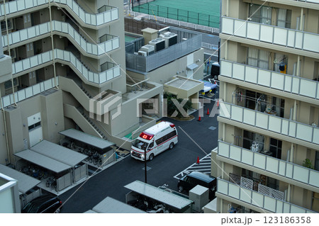 救急車出動師走の団地 123186358