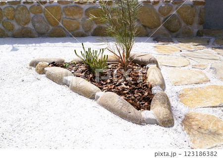 外構工事　エクステリア　ガーデニング　庭石　素材　背景 123186382