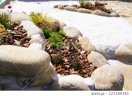 外構工事　エクステリア　ガーデニング　庭石　素材　背景 123186383