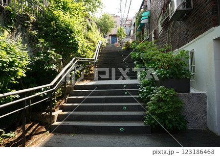 駅から梨花洞壁画村まで【韓国・ソウル】 駅から梨花洞壁画村まで【韓国・ソウル】 123186468