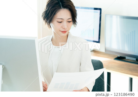 書類を見るビジネスウーマン 書類を見るビジネスウーマン 123186490