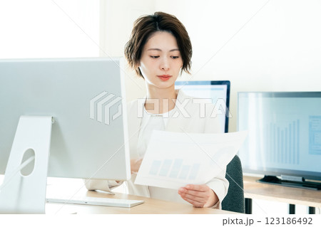 書類を見るビジネスウーマン 123186492