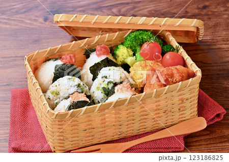 おにぎりのお弁当。しゃけ、野沢菜じゃこ、梅干し。唐揚げ、卵焼き、ブロッコリー、ミニトマト。 123186825