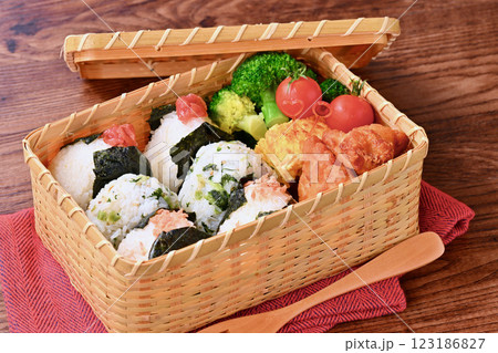 おにぎりのお弁当。しゃけ、野沢菜じゃこ、梅干し。唐揚げ、卵焼き、ブロッコリー、ミニトマト。 123186827