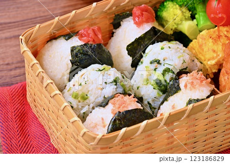 おにぎりのお弁当。しゃけ、野沢菜じゃこ、梅干し。唐揚げ、卵焼き、ブロッコリー、ミニトマト。 123186829