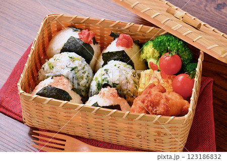 おにぎりのお弁当。しゃけ、野沢菜じゃこ、梅干し。唐揚げ、卵焼き、ブロッコリー、ミニトマト。 123186832