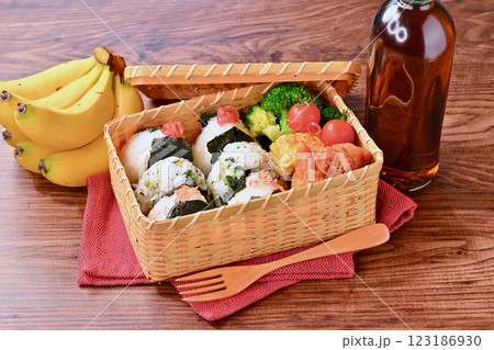 おにぎりのお弁当。しゃけ、野沢菜じゃこ、梅干し。唐揚げ、卵焼き、ブロッコリー、ミニトマト。 123186930