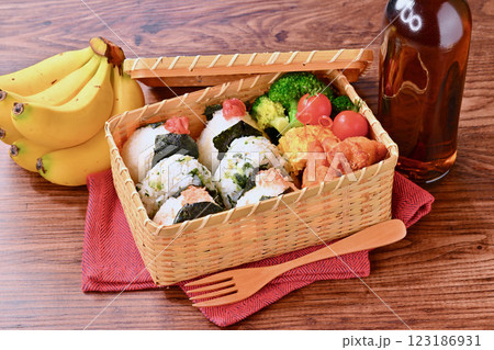 おにぎりのお弁当。しゃけ、野沢菜じゃこ、梅干し。唐揚げ、卵焼き、ブロッコリー、ミニトマト。 123186931