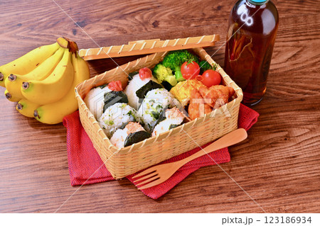 おにぎりのお弁当。しゃけ、野沢菜じゃこ、梅干し。唐揚げ、卵焼き、ブロッコリー、ミニトマト。 おにぎりのお弁当。しゃけ、野沢菜じゃこ、梅干し。唐揚げ、卵焼き、ブロッコリー、ミニトマト。 123186934