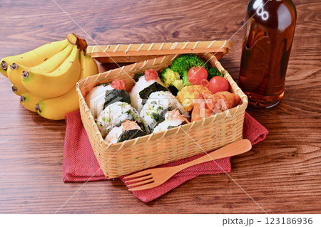 おにぎりのお弁当。しゃけ、野沢菜じゃこ、梅干し。唐揚げ、卵焼き、ブロッコリー、ミニトマト。 おにぎりのお弁当。しゃけ、野沢菜じゃこ、梅干し。唐揚げ、卵焼き、ブロッコリー、ミニトマト。 123186936