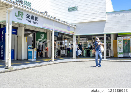 横浜市の都市風景　矢向駅 123186938