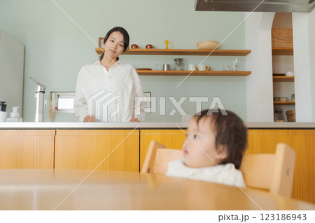 子育てに疲れた女性 123186943