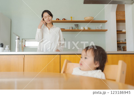 子育てに疲れた女性 子育てに疲れた女性 123186945