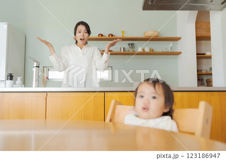 子育てに疲れた女性 子育てに疲れた女性 123186947