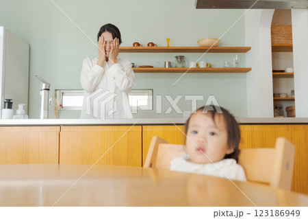 子育てに疲れた女性 123186949