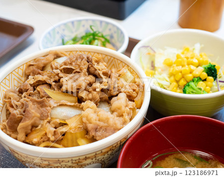 チェーン店の牛丼セット チェーン店の牛丼セット 123186971