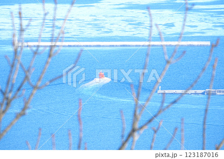 高台から見た冬の北海道紋別市紋別港を行く流氷砕氷船のある風景 123187016