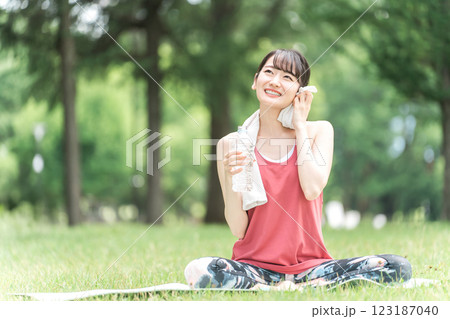 運動時に水を飲む女性（熱中症対策・水分補給・ミネラルウォーター） 123187040