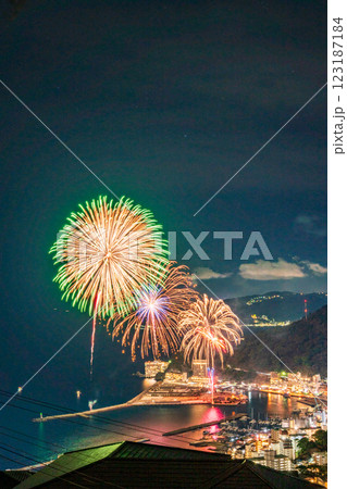 【静岡県】熱海100万ドルの夜景と海上花火大会 縦位置 【静岡県】熱海100万ドルの夜景と海上花火大会 縦位置 123187184