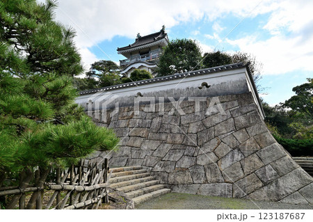 小山城 (遠江国)　模擬天守閣と三日月堀 123187687