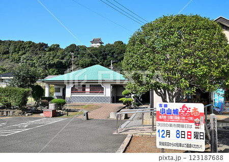 小山城 (遠江国)　模擬天守閣と三日月堀 123187688