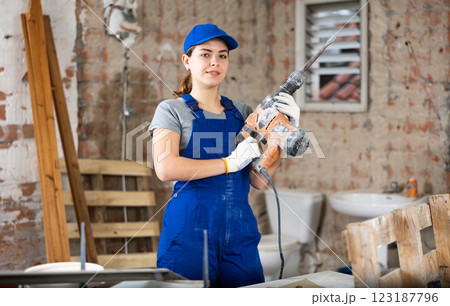 Female worker posing on indoor construction site 123187796