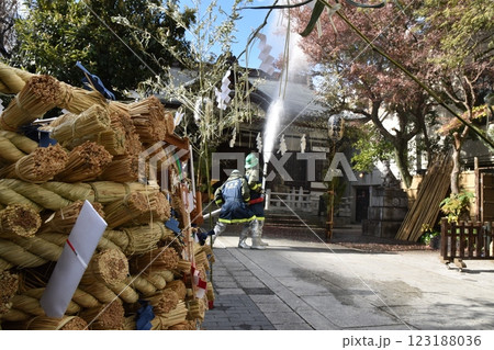 鳥越神社のとんど焼きの準備の放水　東京 123188036