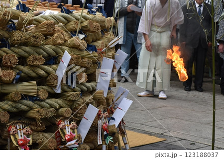 鳥越神社のとんど焼きの火入れ 東京 鳥越神社のとんど焼きの火入れ 東京 123188037