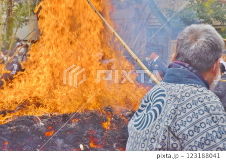 鳥越神社のとんど焼き 東京 鳥越神社のとんど焼き 東京 123188041