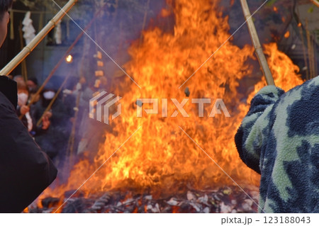 鳥越神社のとんど焼き 東京 鳥越神社のとんど焼き 東京 123188043