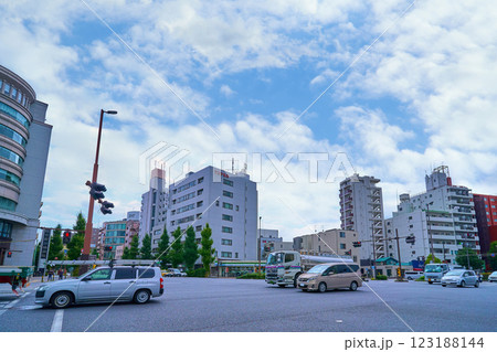 神奈川県川崎市川崎区貝塚1丁目を新川橋交差点から南側に見る 123188144