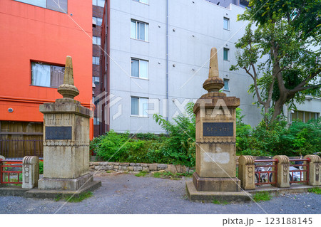 神奈川県川崎市川崎区宮本町の稲毛公園にある旧六郷橋親柱(きゅうろくごうばしおやばしら) 神奈川県川崎市川崎区宮本町の稲毛公園にある旧六郷橋親柱(きゅうろくごうばしおやばしら) 123188145