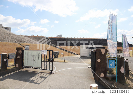 五色塚古墳への入口(兵庫県 神戸市) 五色塚古墳への入口(兵庫県 神戸市) 123188413