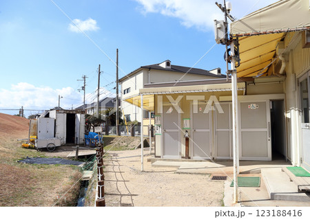 五色塚古墳の市民トイレ(兵庫県 神戸市) 五色塚古墳の市民トイレ(兵庫県 神戸市) 123188416