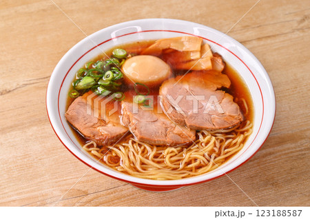 厚切りチャーシュー麺、中華そば、醤油ラーメン。 123188587