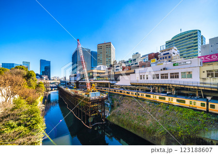 日本の東京都市景観 御茶ノ水橋から御茶ノ水駅などを望む。左奥に聖橋＝10日 123188607