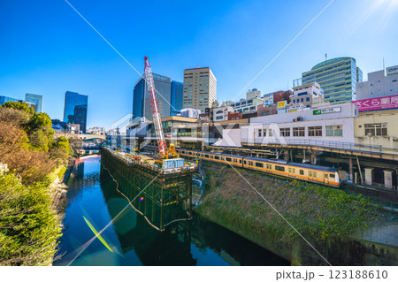 日本の東京都市景観 御茶ノ水橋から御茶ノ水駅などを望む。左奥に聖橋＝10日 123188610