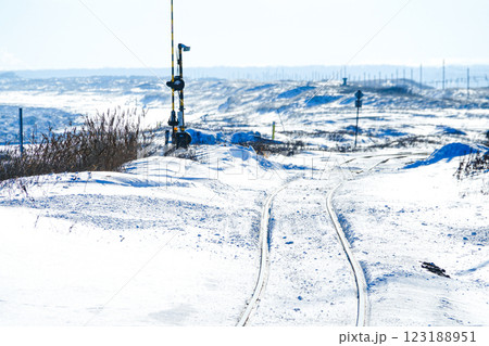 流氷が来る真冬の北海道網走市にある北浜駅から見た釧網本線の風景 123188951